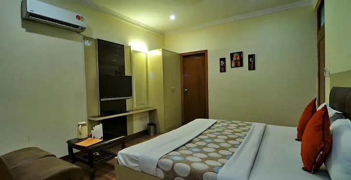 Oyo Hotel Royal Brooks Chandīgarh 3*,  الهند